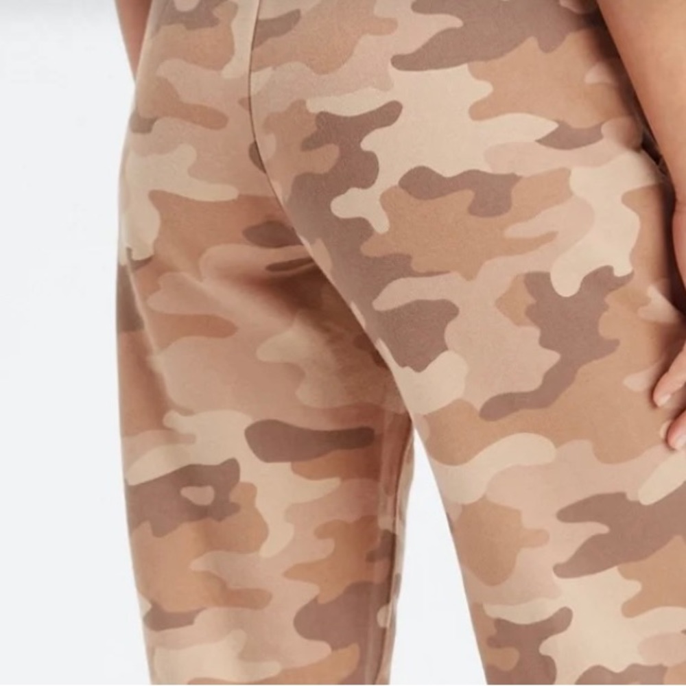 Fabletics ladies camo print top and bottom set Large NWT